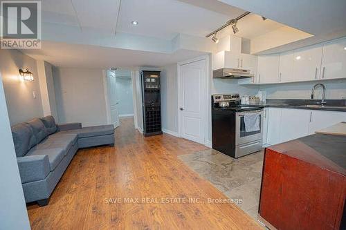 14 Seed Court, Brampton, ON - Indoor Photo Showing Kitchen