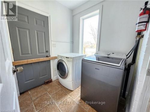 4465 Fifth Avenue, Niagara Falls, ON - Indoor Photo Showing Laundry Room