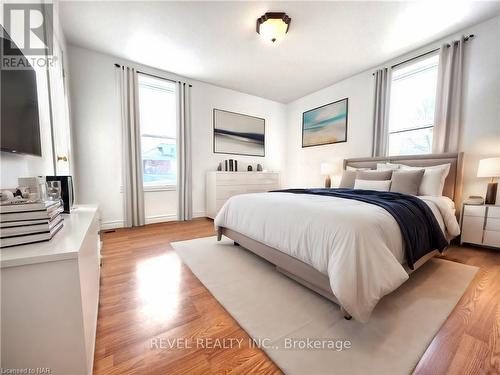 4465 Fifth Avenue, Niagara Falls, ON - Indoor Photo Showing Bedroom