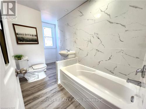 4465 Fifth Avenue, Niagara Falls, ON - Indoor Photo Showing Bathroom