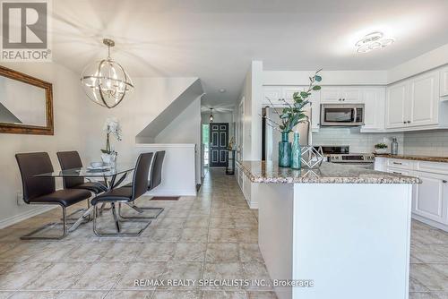 189 Fall Fair Way, Hamilton, ON - Indoor Photo Showing Kitchen