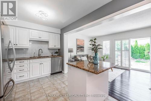 189 Fall Fair Way, Hamilton, ON - Indoor Photo Showing Kitchen With Upgraded Kitchen