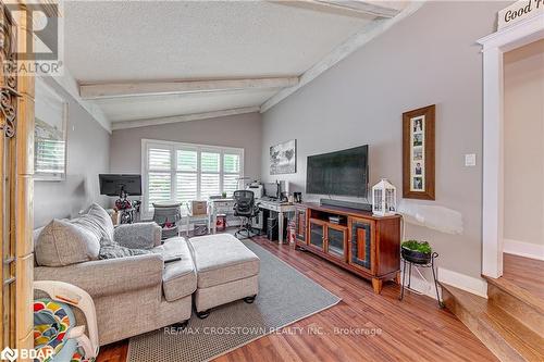 2263 25Th Side Road, Innisfil (Alcona), ON - Indoor Photo Showing Living Room