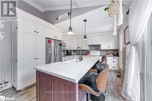 2263 25Th Side Road, Innisfil, ON - Indoor Photo Showing Kitchen With Upgraded Kitchen