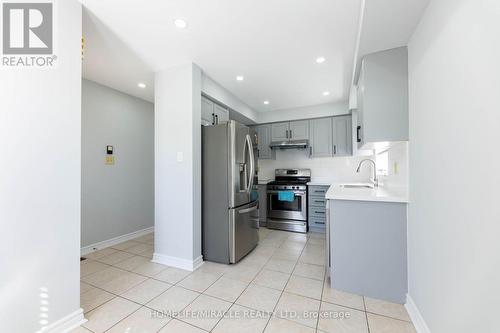 98 Starhill Crescent, Brampton, ON - Indoor Photo Showing Kitchen