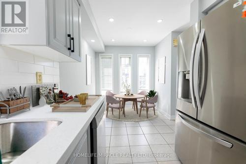 98 Starhill Crescent, Brampton, ON - Indoor Photo Showing Kitchen With Upgraded Kitchen