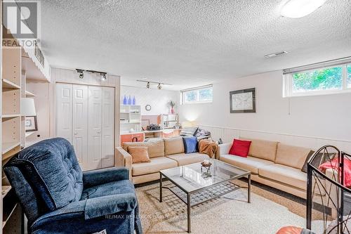 9 Cumbrian Court, Brampton, ON - Indoor Photo Showing Living Room