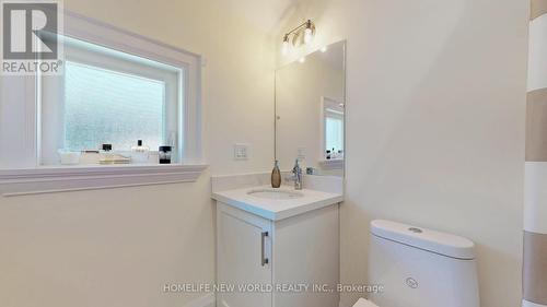 302 Johnston Ave Avenue N, Toronto C07, ON - Indoor Photo Showing Bathroom