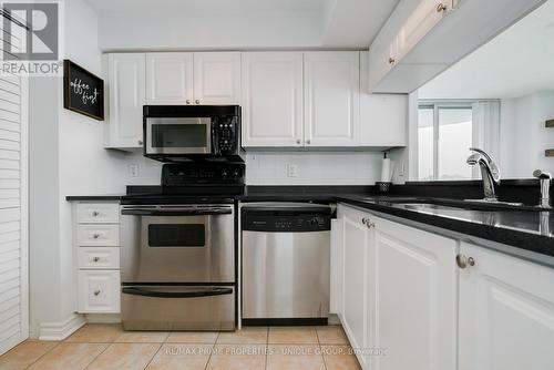 910 - 398 Eglinton Avenue E, Toronto C10, ON - Indoor Photo Showing Kitchen With Double Sink