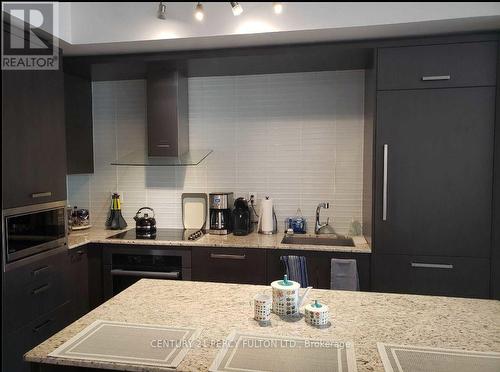 817 - 3018 Yonge Street, Toronto C04, ON - Indoor Photo Showing Kitchen With Upgraded Kitchen