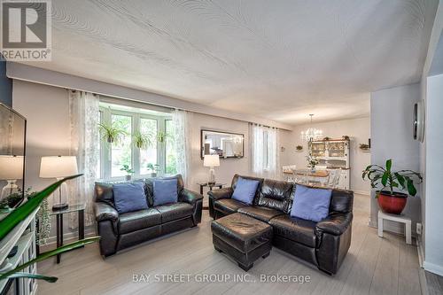 313 Patricia Avenue, Toronto (Newtonbrook West), ON - Indoor Photo Showing Living Room