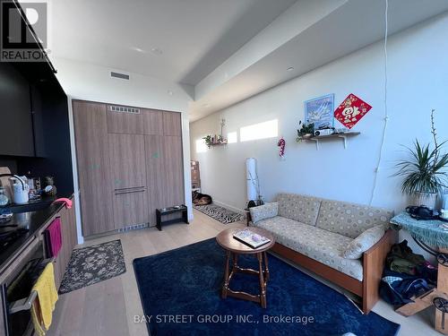 2207 - 81 Wellesley Street E, Toronto, ON - Indoor Photo Showing Living Room