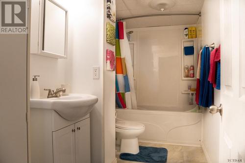 347 Little St, Temiskaming Shores, ON - Indoor Photo Showing Bathroom