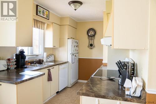 347 Little St, Temiskaming Shores, ON - Indoor Photo Showing Kitchen With Double Sink