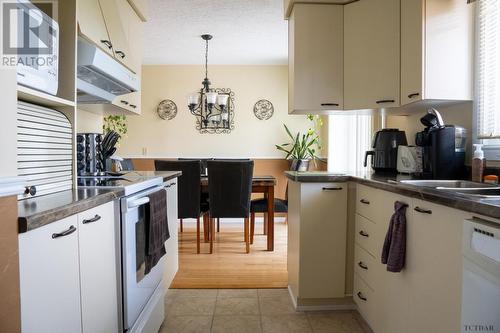 347 Little St, Temiskaming Shores, ON - Indoor Photo Showing Kitchen