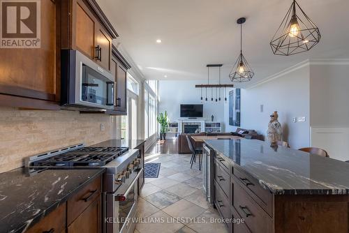 643 Redtail Trail, London, ON - Indoor Photo Showing Kitchen With Upgraded Kitchen