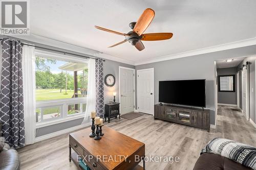 15198 St. Ignatius Line, Chatham-Kent (Bothwell), ON - Indoor Photo Showing Living Room