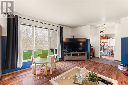 23-25 Duncan Street, Quinte West, ON - Indoor Photo Showing Living Room