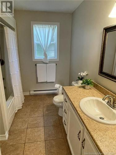 618 Guy Avenue, Dieppe, NB - Indoor Photo Showing Bathroom