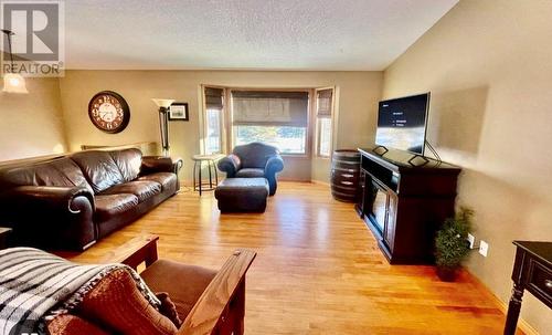 9495 235 Road, Dawson Creek, BC - Indoor Photo Showing Living Room