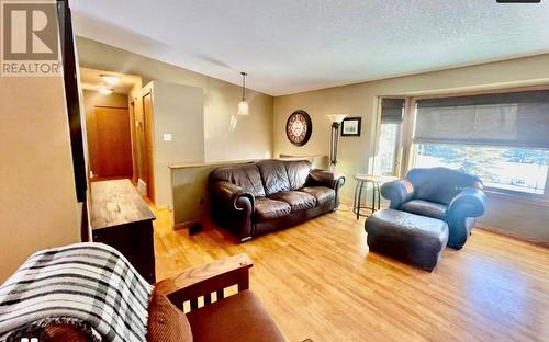 9495 235 Road, Dawson Creek, BC - Indoor Photo Showing Living Room