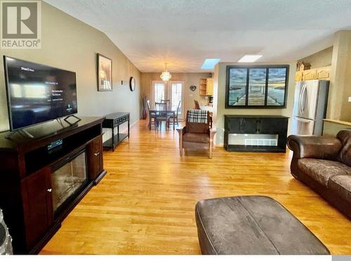 9495 235 Road, Dawson Creek, BC - Indoor Photo Showing Living Room