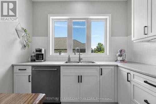 114 Old Field Lane, Central Elgin (Port Stanley), ON - Indoor Photo Showing Kitchen