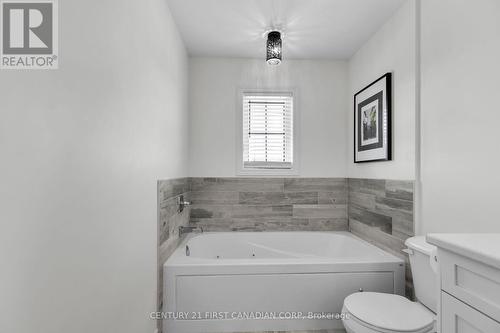 114 Old Field Lane, Central Elgin (Port Stanley), ON - Indoor Photo Showing Bathroom