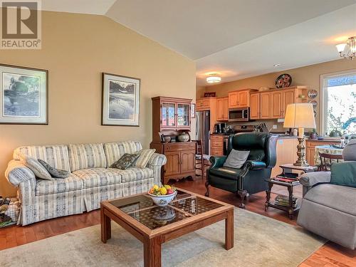 3808 Cypress Hills Drive, Osoyoos, BC - Indoor Photo Showing Living Room