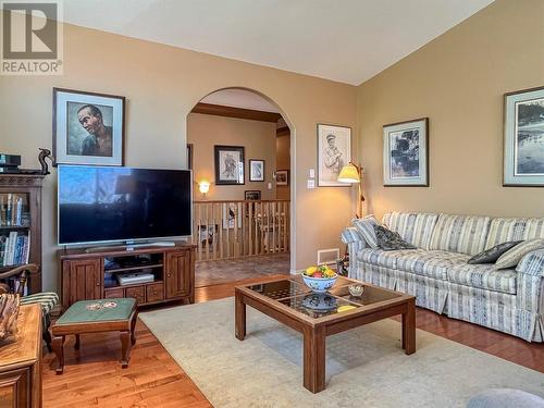 3808 Cypress Hills Drive, Osoyoos, BC - Indoor Photo Showing Living Room