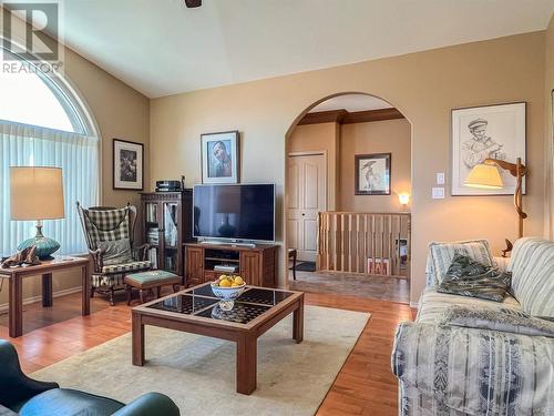 3808 Cypress Hills Drive, Osoyoos, BC - Indoor Photo Showing Living Room