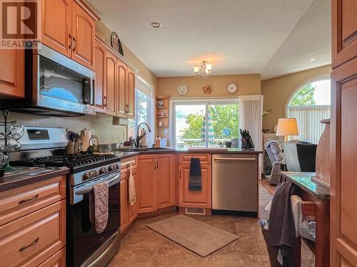 3808 Cypress Hills Drive, Osoyoos, BC - Indoor Photo Showing Kitchen