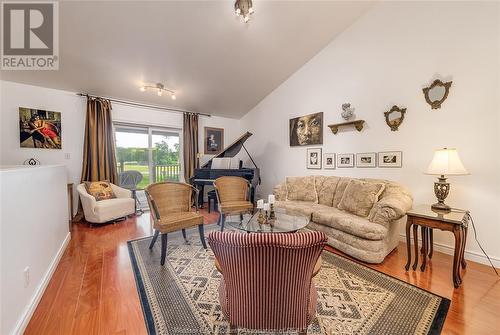 77 Crosswinds, Kingsville, ON - Indoor Photo Showing Living Room