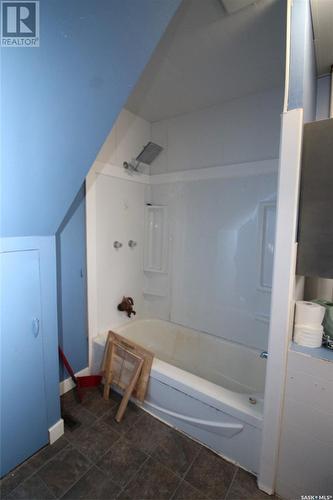 208 1St Street W, Frontier, SK - Indoor Photo Showing Bathroom