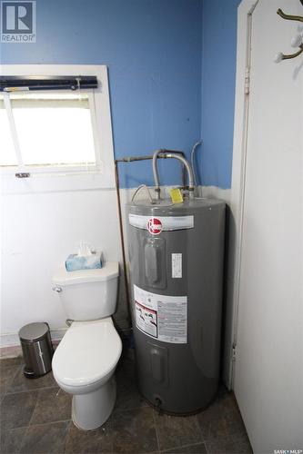 208 1St Street W, Frontier, SK - Indoor Photo Showing Bathroom