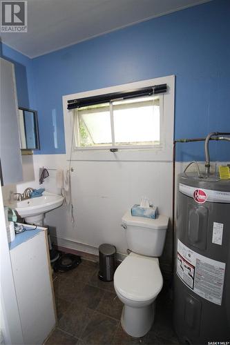 208 1St Street W, Frontier, SK - Indoor Photo Showing Bathroom