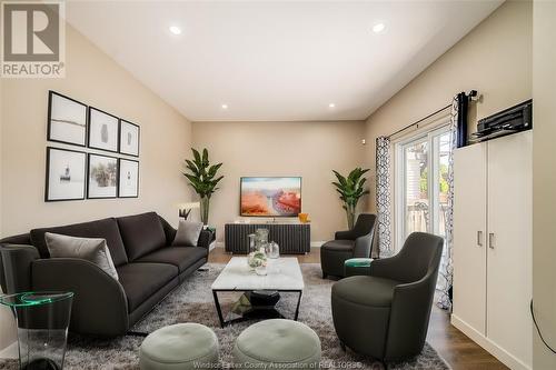919 Pierre Avenue, Windsor, ON - Indoor Photo Showing Living Room