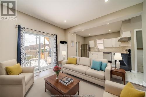 919 Pierre Avenue, Windsor, ON - Indoor Photo Showing Living Room