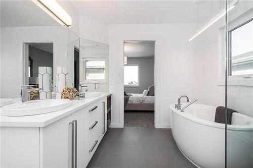 19 Raven Road, Winnipeg, MB - Indoor Photo Showing Bathroom