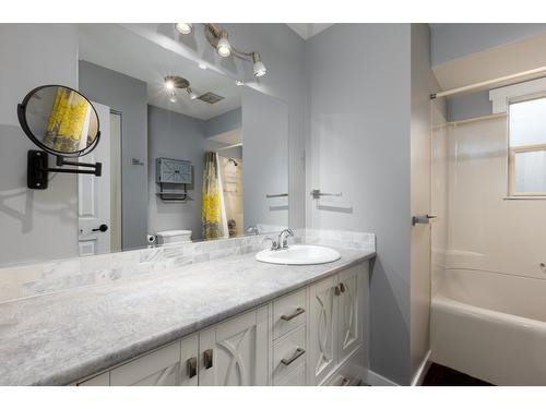 325 4Th Avenue, Kimberley, BC - Indoor Photo Showing Bathroom