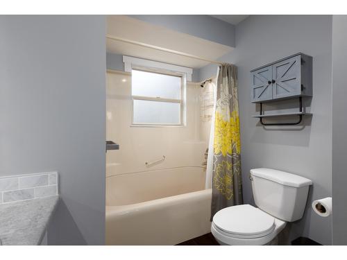 325 4Th Avenue, Kimberley, BC - Indoor Photo Showing Bathroom