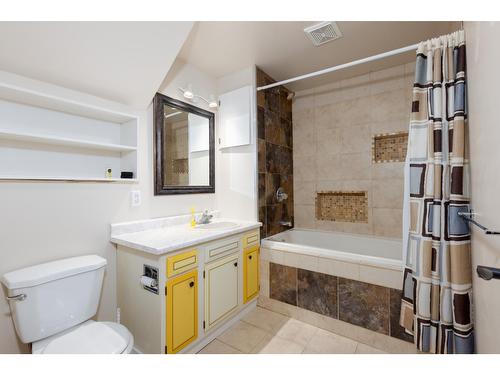 325 4Th Avenue, Kimberley, BC - Indoor Photo Showing Bathroom