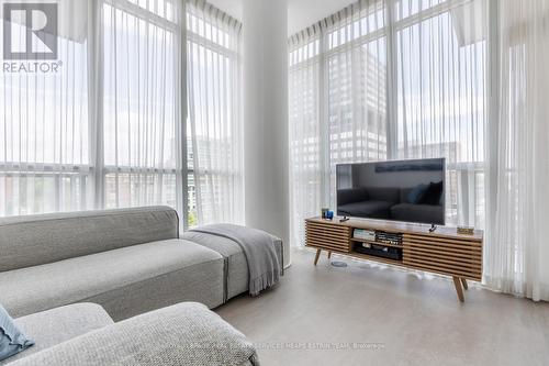 603 - 32 Davenport Road, Toronto C02, ON - Indoor Photo Showing Living Room