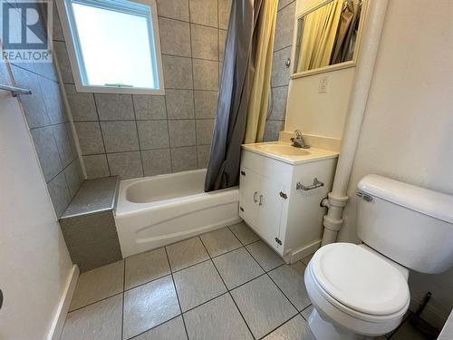 9613 15 Street, Dawson Creek, BC - Indoor Photo Showing Bathroom