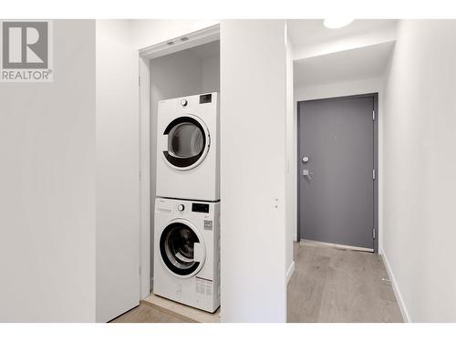 403 2551 Kingsway, Vancouver, BC - Indoor Photo Showing Laundry Room