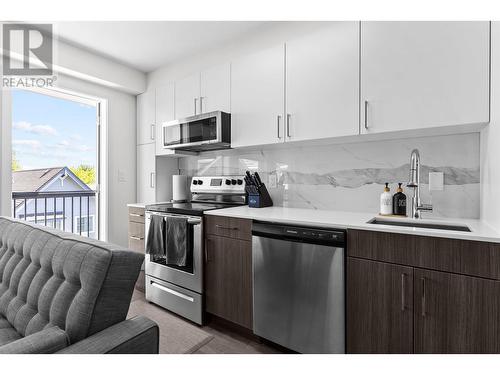 403 2551 Kingsway, Vancouver, BC - Indoor Photo Showing Kitchen