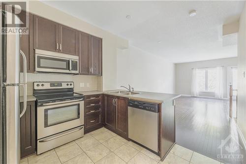 340 London Terrace, Ottawa, ON - Indoor Photo Showing Kitchen With Double Sink