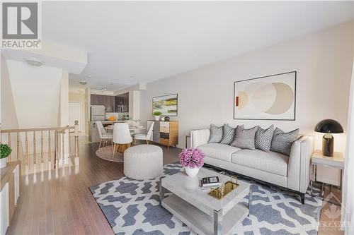 340 London Terrace, Ottawa, ON - Indoor Photo Showing Living Room