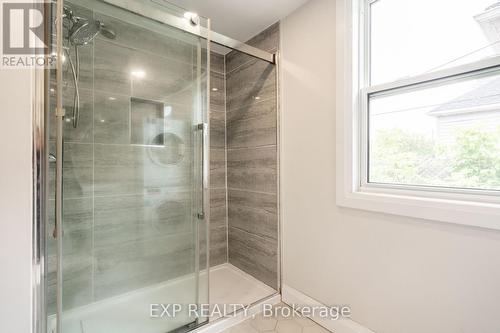68 Harrison Avenue, Hamilton, ON - Indoor Photo Showing Bathroom