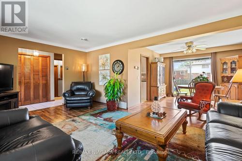 40 Gaspare Drive, Port Colborne, ON - Indoor Photo Showing Living Room